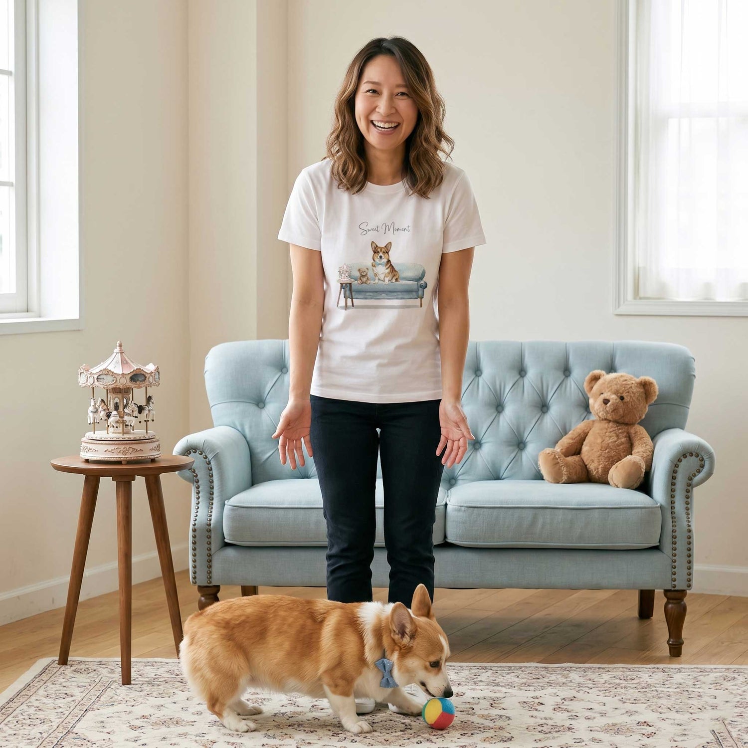 ソファで遊ぶ犬のTシャツ