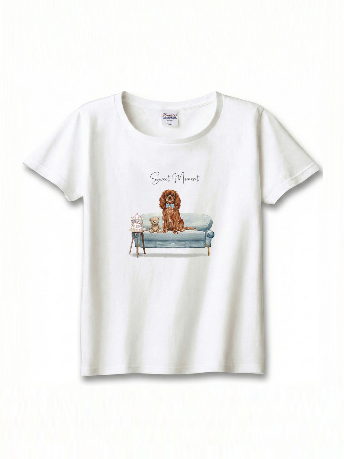 キャバリア（ルビー）がプリントされた「ソファーで遊ぶ犬」Tシャツ