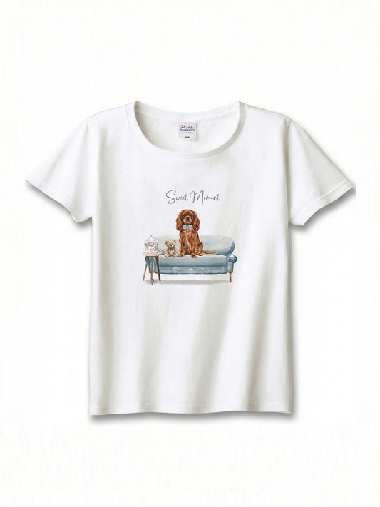 キャバリア（ルビー）がプリントされた「ソファーで遊ぶ犬」Tシャツ