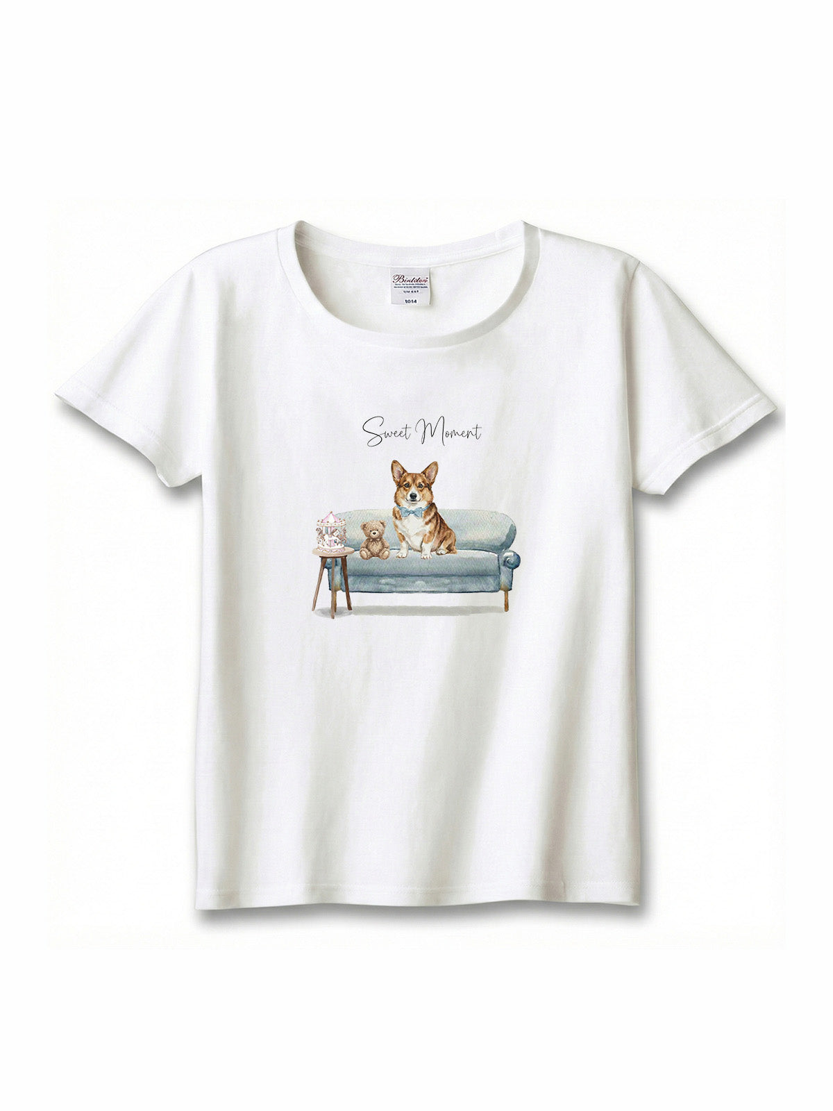 コーギー（セーブル）がプリントされた「ソファーで遊ぶ犬」Tシャツ