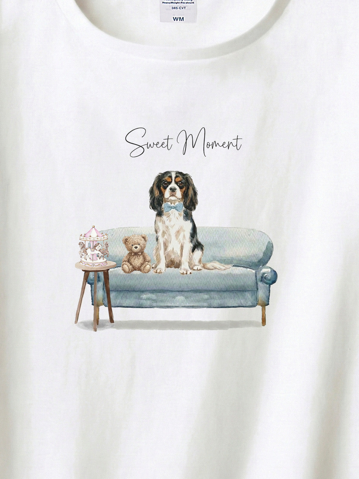 キャバリア（トライ）がプリントされた「ソファーで遊ぶ犬」Tシャツ（アップ）