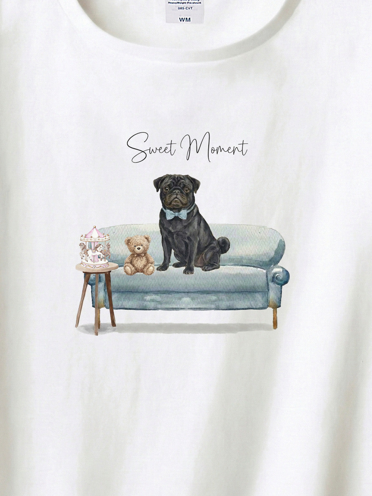 パグ（ブラック）がプリントされた「ソファーで遊ぶ犬」Tシャツ（アップ）