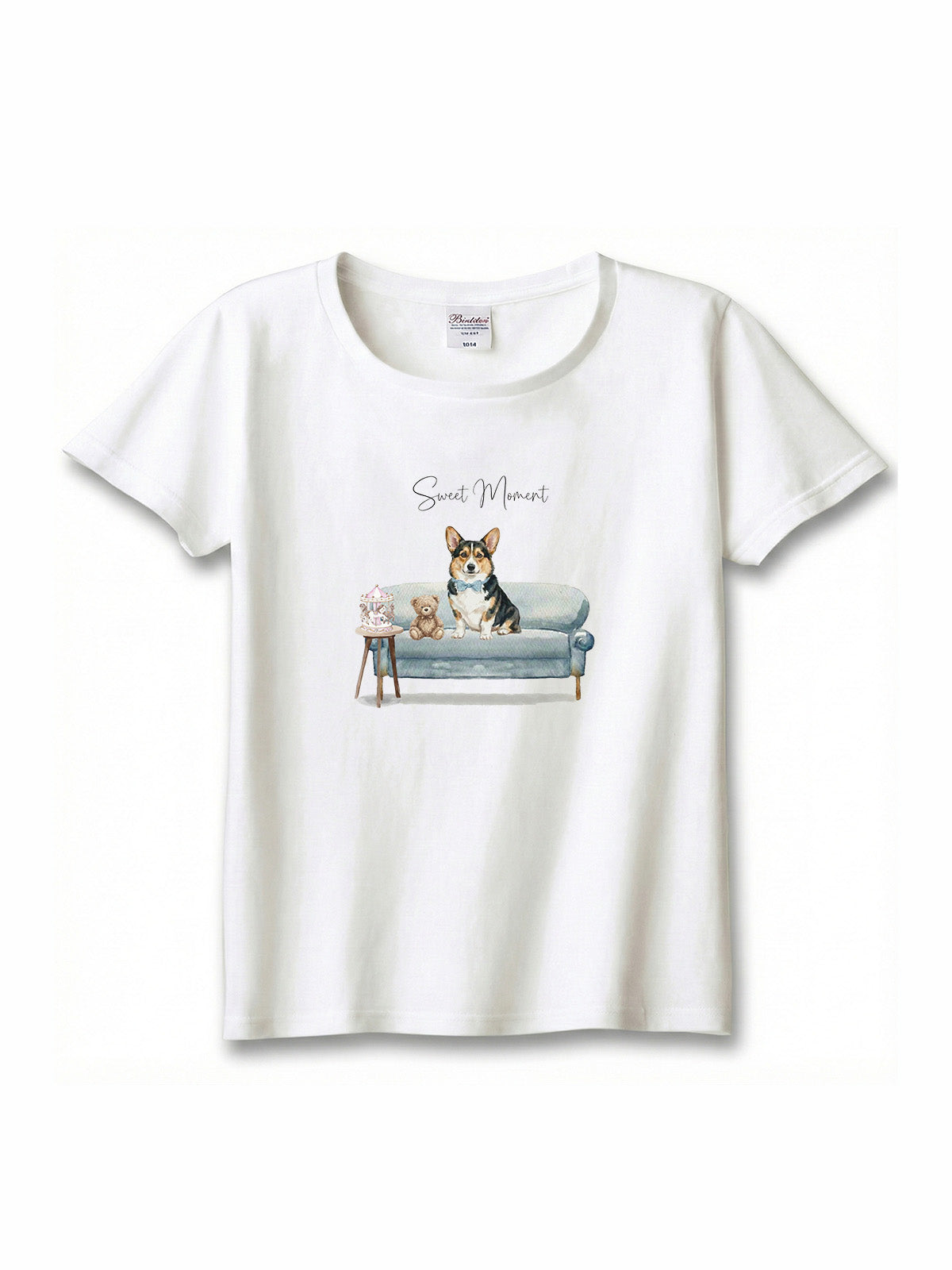 コーギー（トライ）がプリントされた「ソファーで遊ぶ犬」Tシャツ