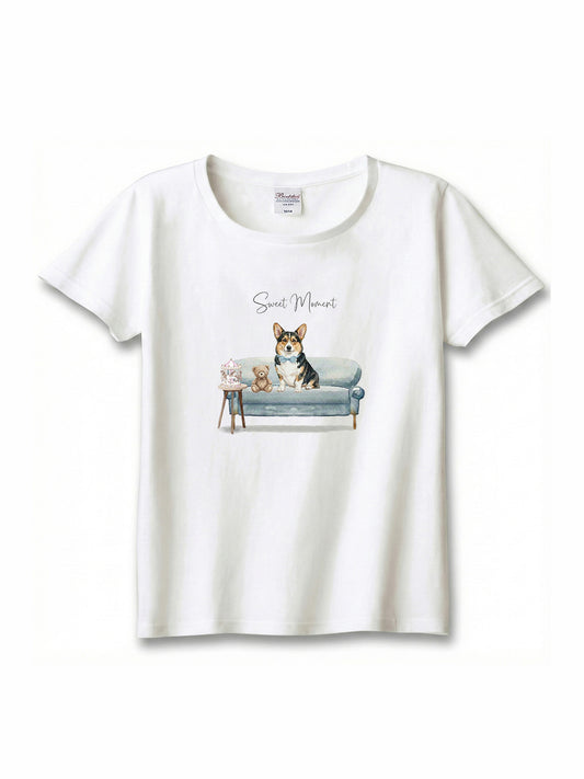 コーギー（トライ）がプリントされた「ソファーで遊ぶ犬」Tシャツ