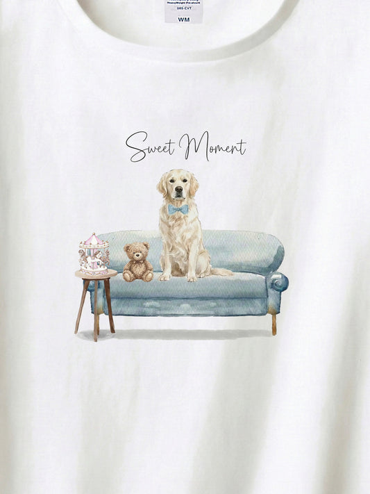 ゴールデンレトリバー（クリーム）がプリントされた「ソファーで遊ぶ犬」Tシャツ（アップ）