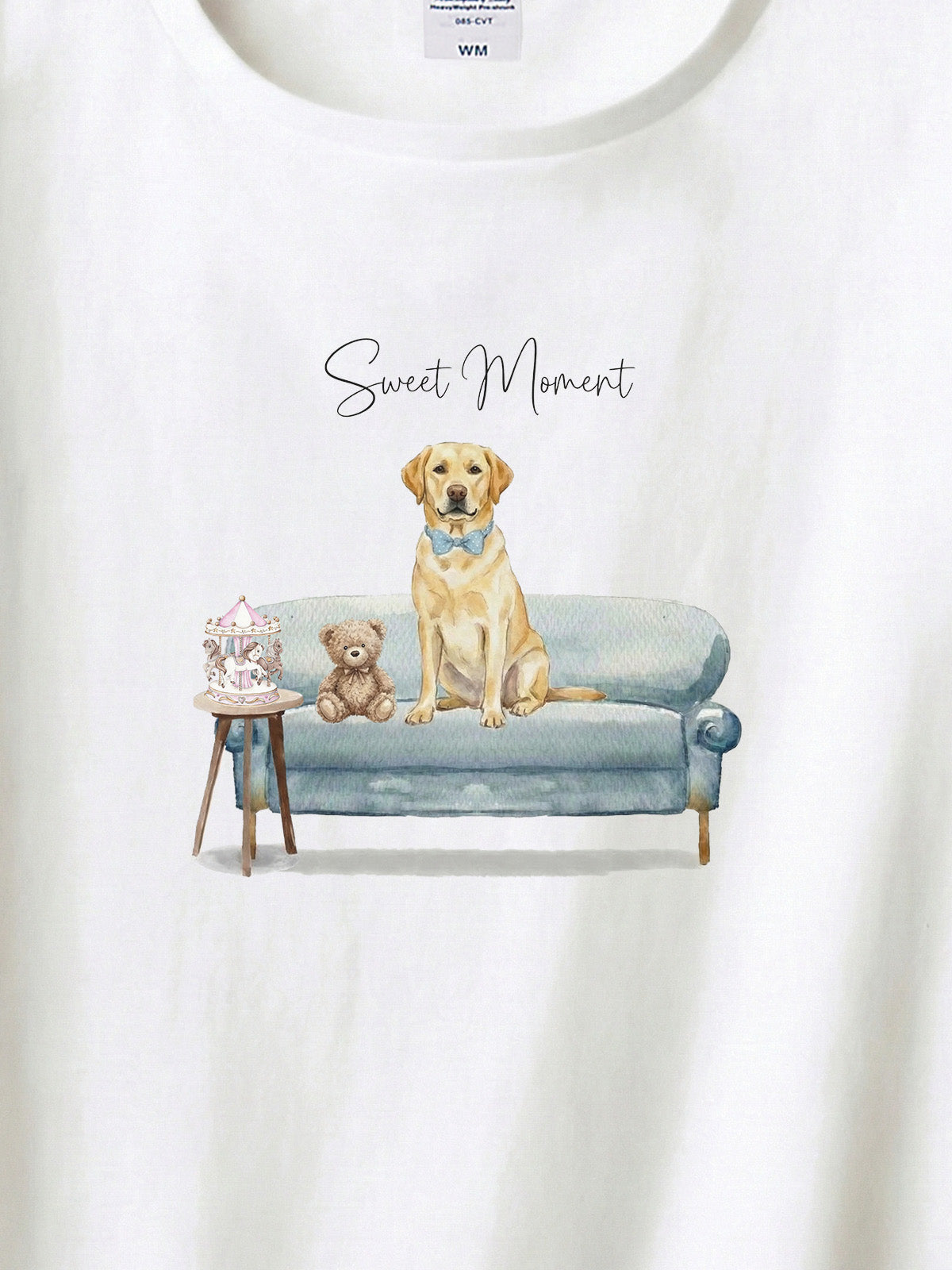 ラブラドールレトリバー（イエロー）がプリントされた「ソファーで遊ぶ犬」Tシャツ（アップ）
