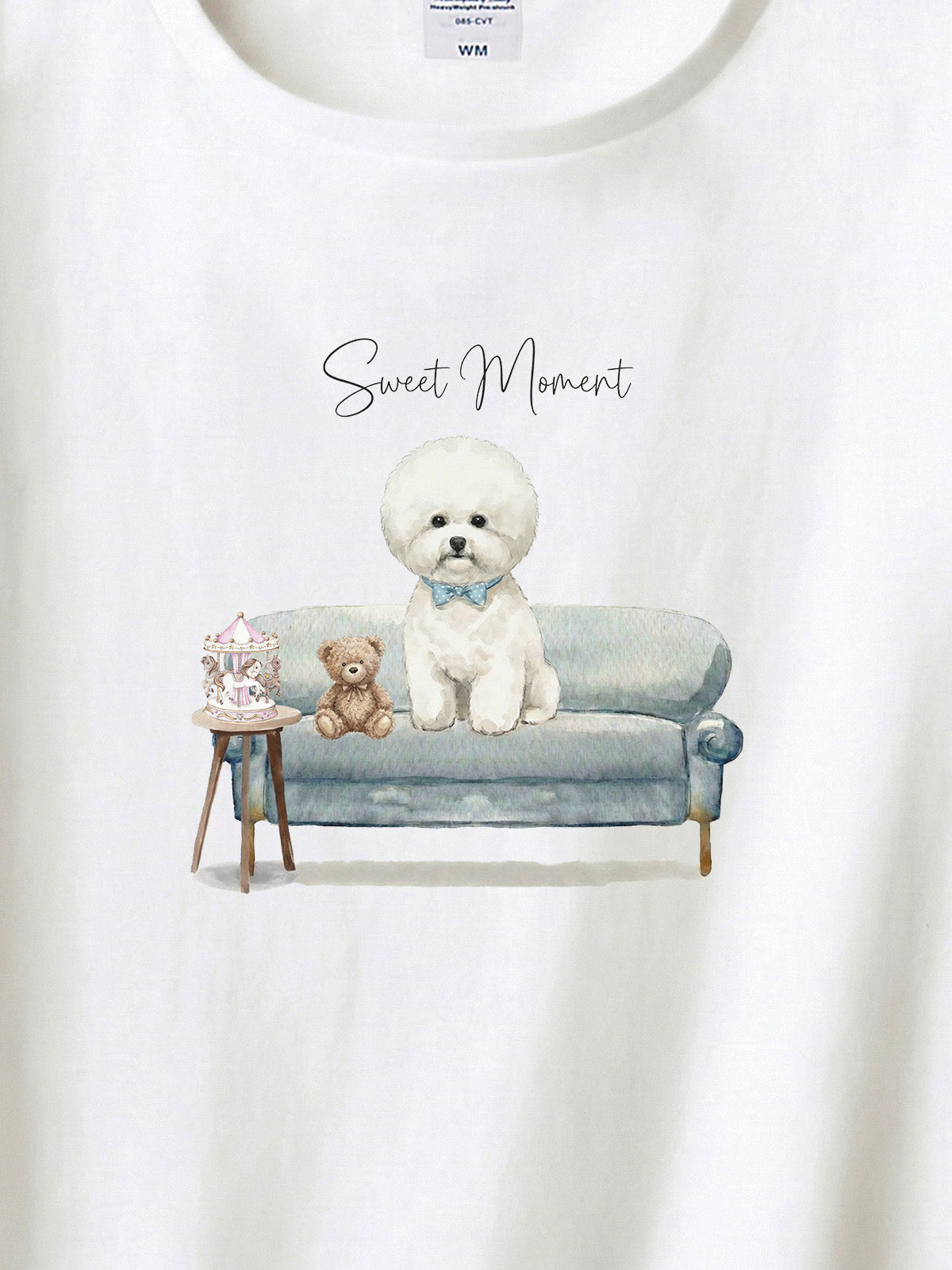ビションフリーゼ（パウダーパフカット）がプリントされた「ソファーで遊ぶ犬」Tシャツ（アップ）