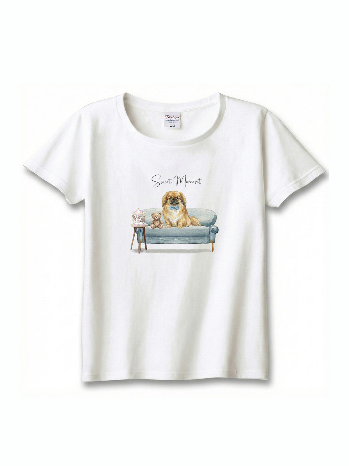 ペキニーズ（フォーン）がプリントされた「ソファーで遊ぶ犬」Tシャツ
