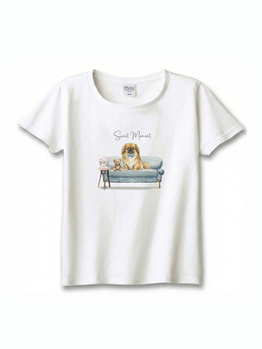 ペキニーズ（フォーン）がプリントされた「ソファーで遊ぶ犬」Tシャツ
