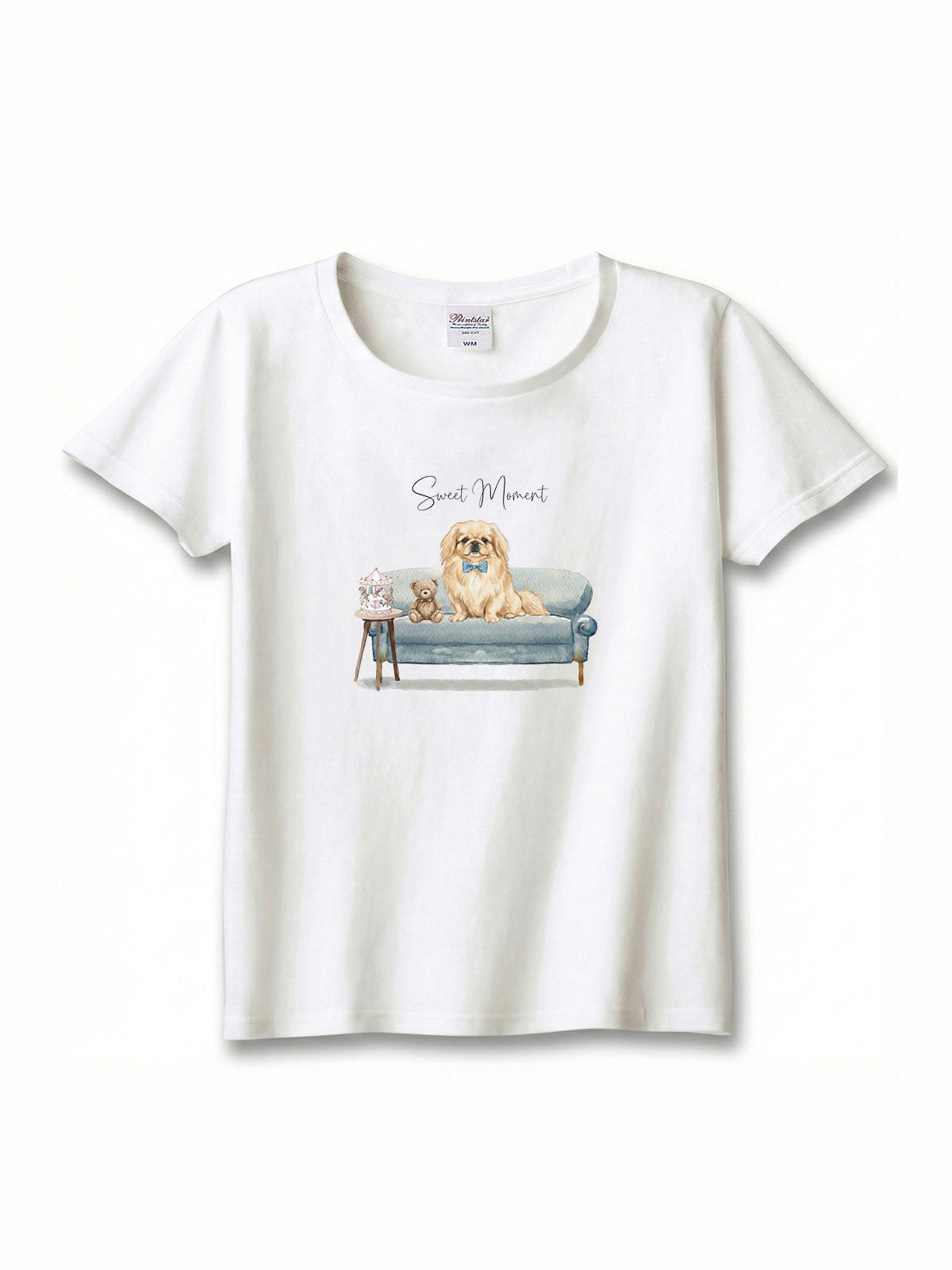 ペキニーズ（クリーム）がプリントされた「ソファーで遊ぶ犬」Tシャツ