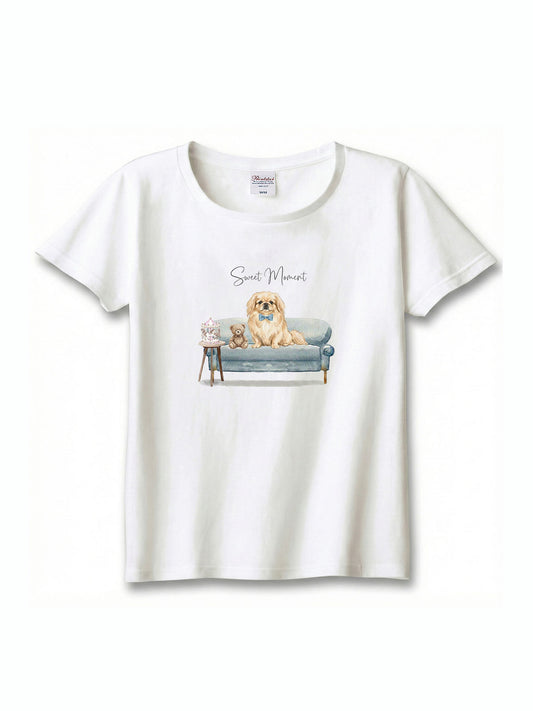 ペキニーズ（クリーム）がプリントされた「ソファーで遊ぶ犬」Tシャツ