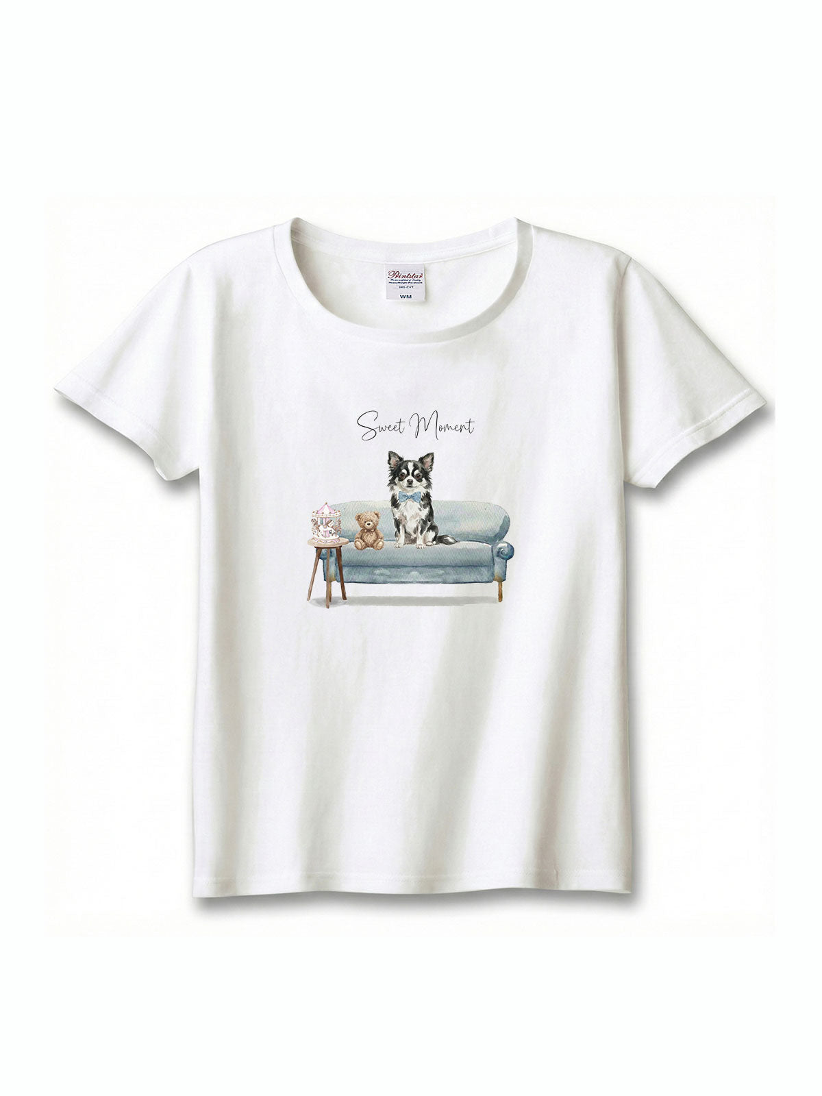 ロングコートチワワ（ブラック＆ホワイト）がプリントされた「ソファーで遊ぶ犬」Tシャツ