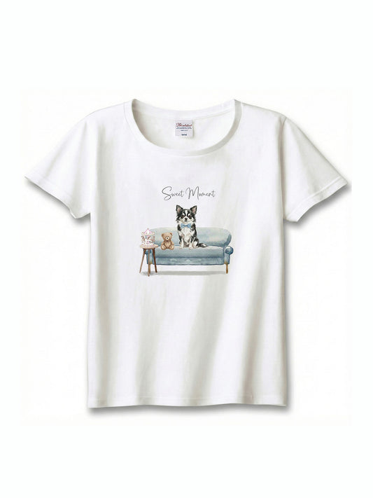 ロングコートチワワ（ブラック＆ホワイト）がプリントされた「ソファーで遊ぶ犬」Tシャツ