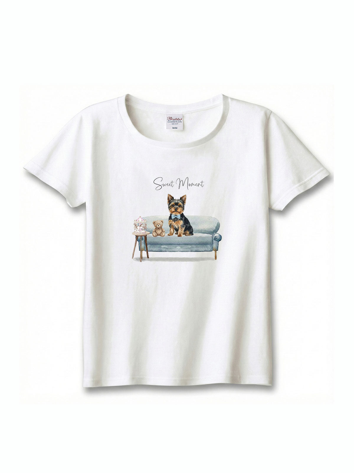 ヨークシャーテリア（ブラックタン）がプリントされた「ソファーで遊ぶ犬」Tシャツ