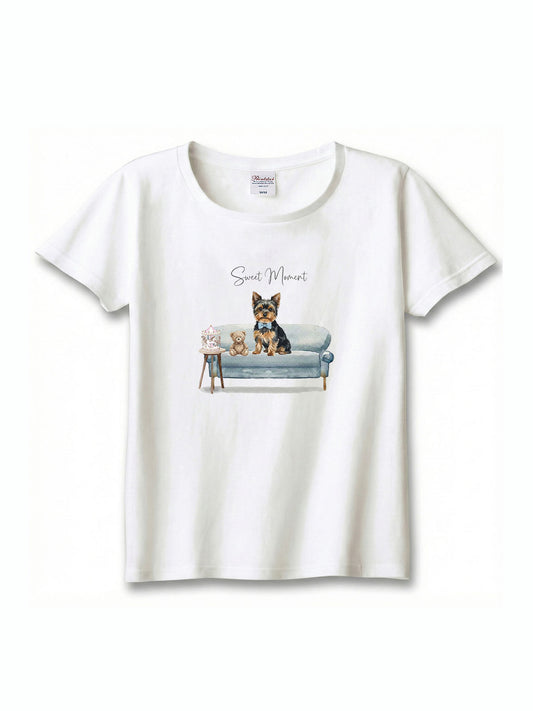 ヨークシャーテリア（ブラックタン）がプリントされた「ソファーで遊ぶ犬」Tシャツ