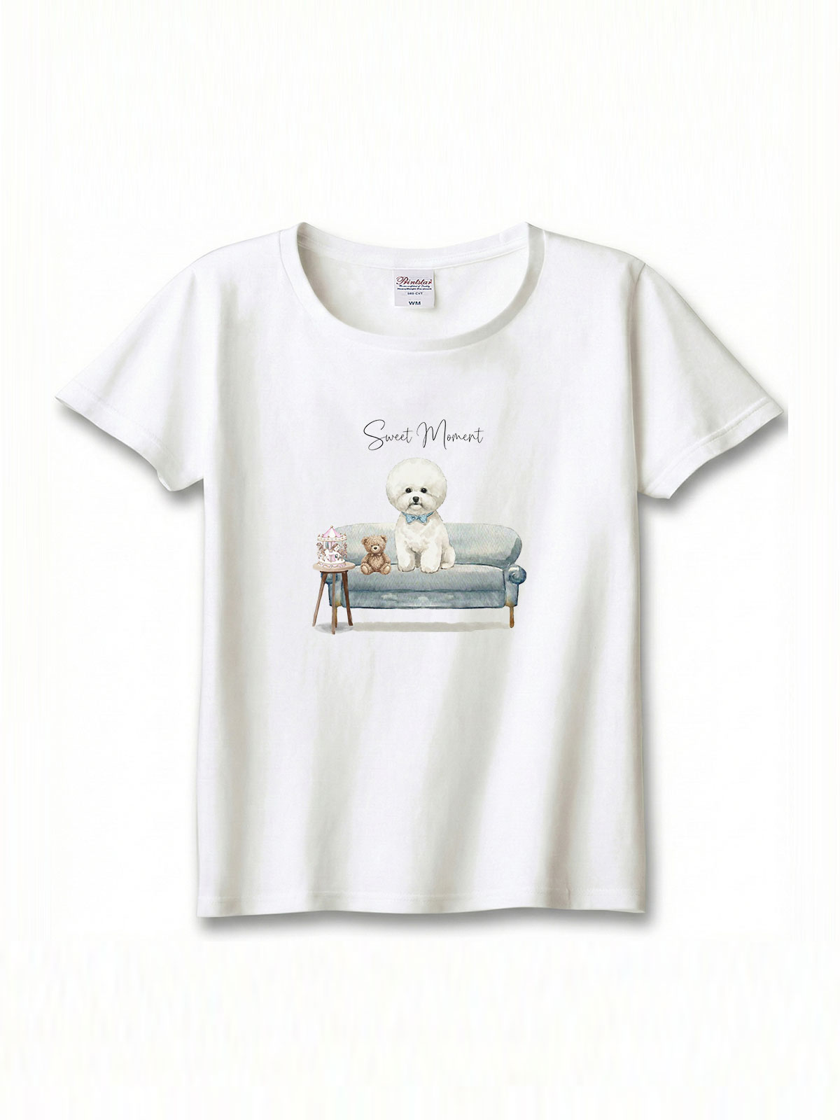 ビションフリーゼ（パウダーパフカット）がプリントされた「ソファーで遊ぶ犬」Tシャツ