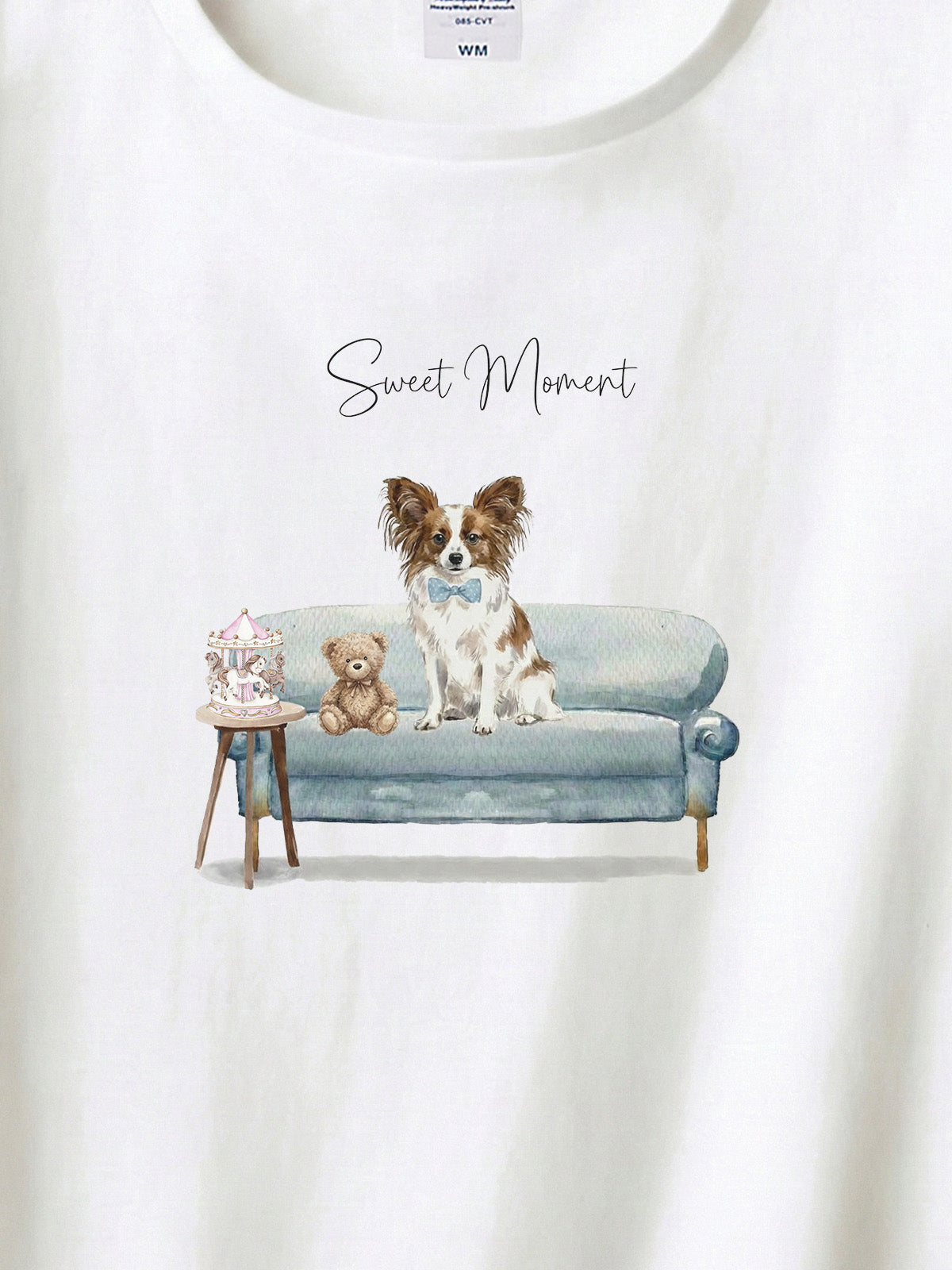 パピヨン（ホワイト＆ブラウン）がプリントされた「ソファーで遊ぶ犬」Tシャツ（アップ）