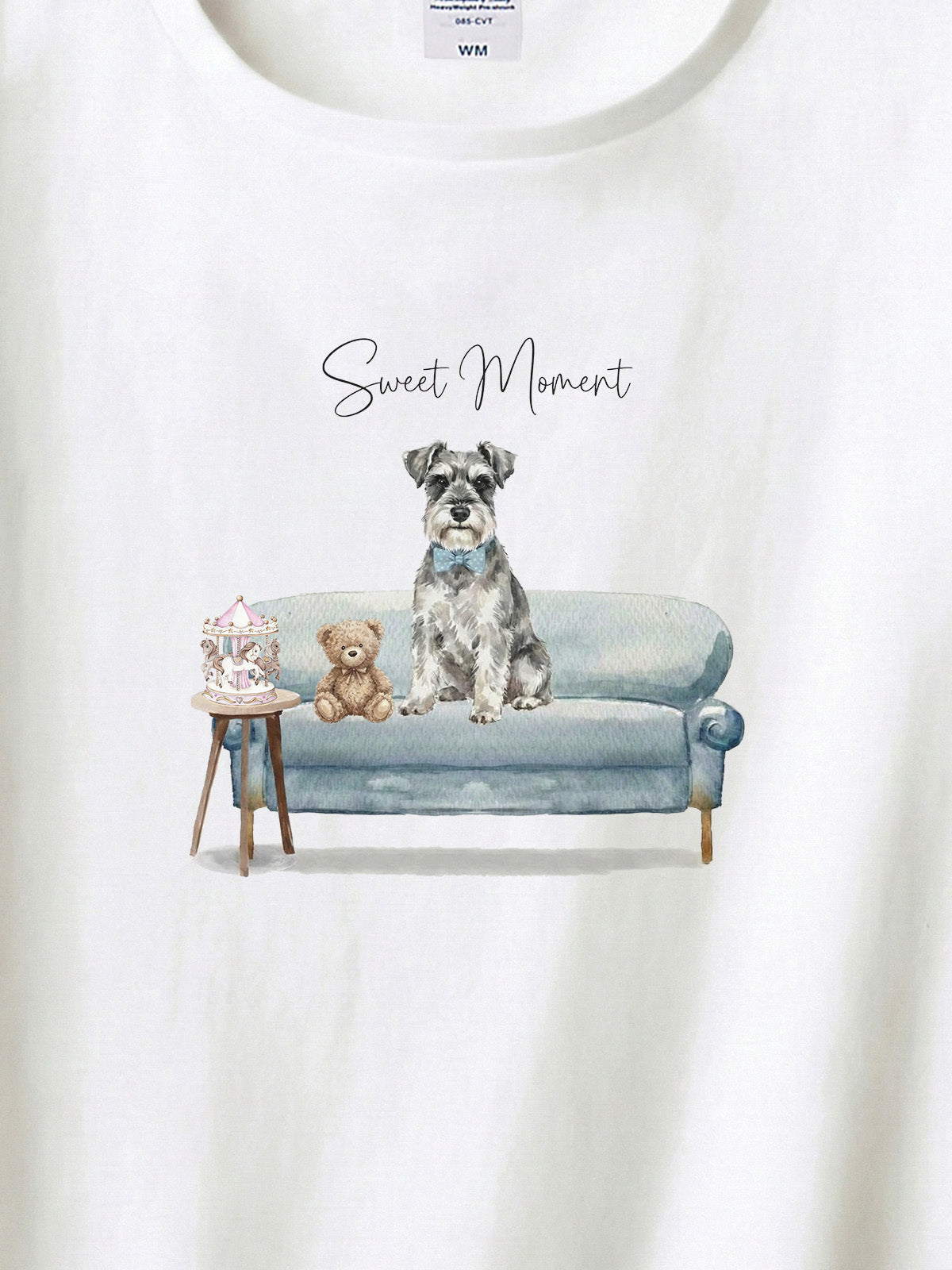 ミニチュアシュナウザー（ソルト＆ペッパー）がプリントされた「ソファーで遊ぶ犬」Tシャツ（アップ）