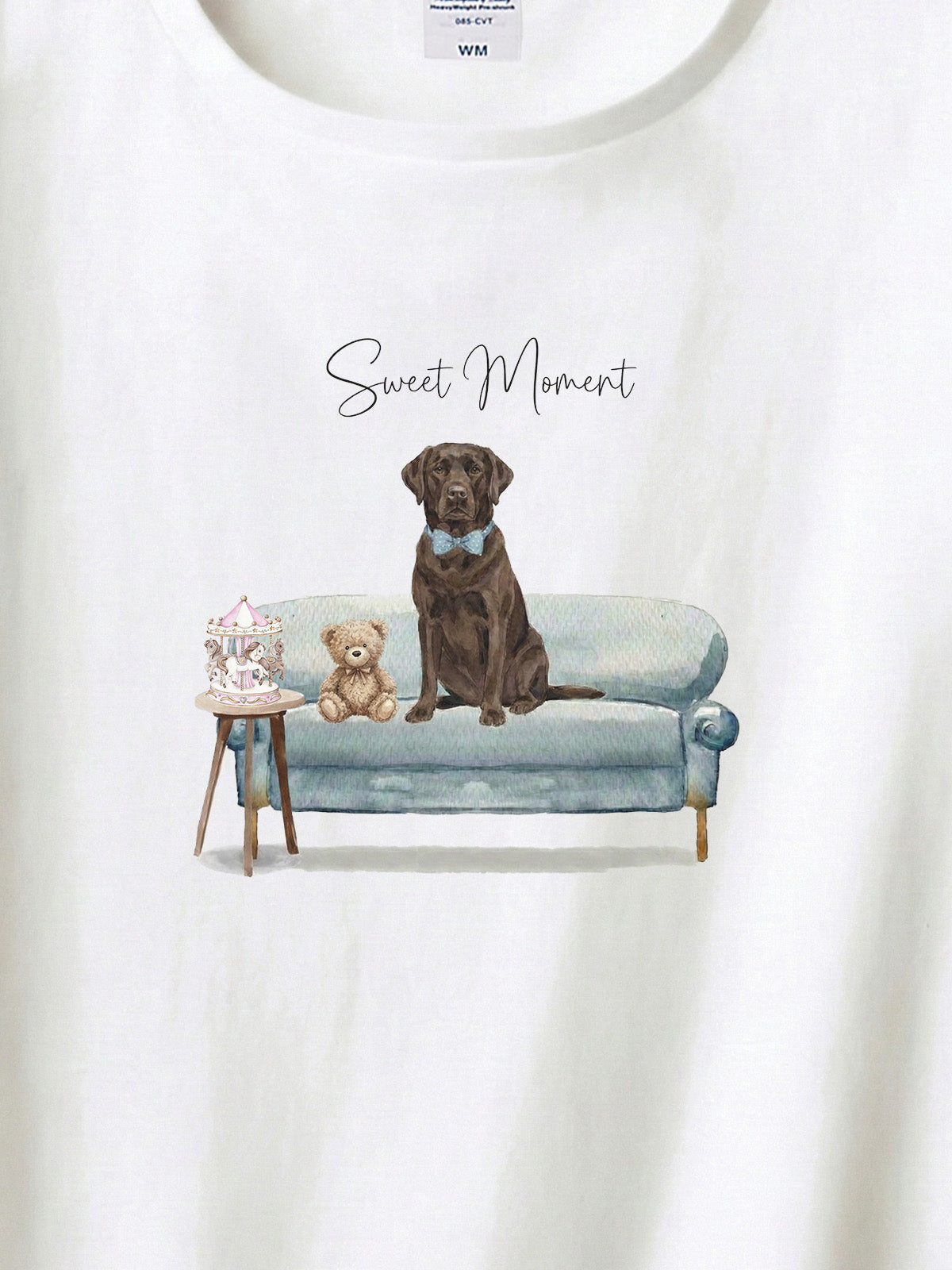 ラブラドールレトリバー（チョコレート）がプリントされた「ソファーで遊ぶ犬」Tシャツ（アップ）