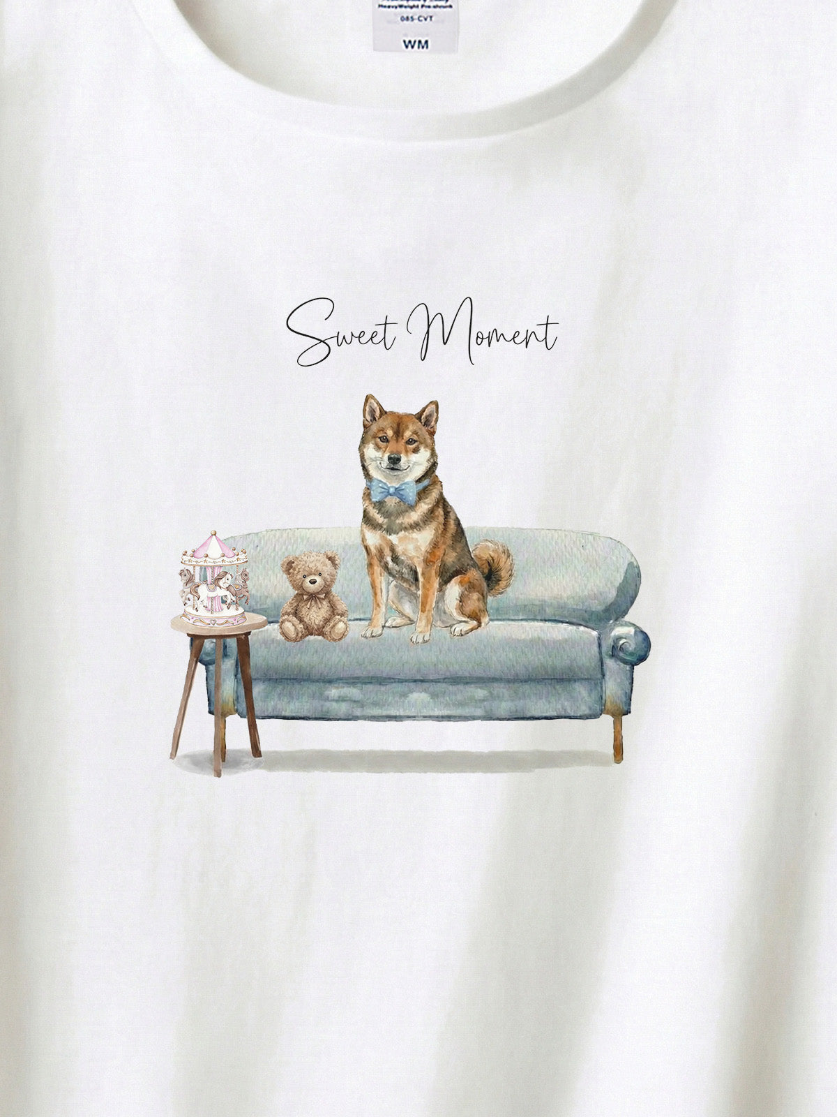 柴犬（胡麻柴）がプリントされた「ソファーで遊ぶ犬」Tシャツ（アップ）