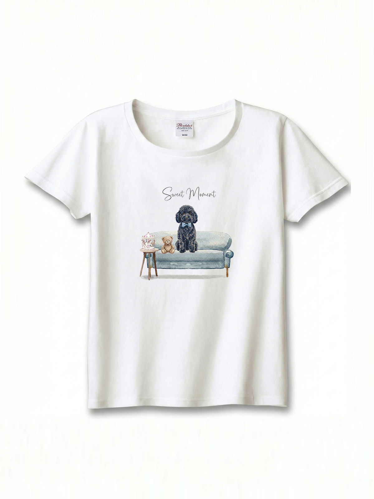 トイプードル（ブラック）がプリントされた「ソファーで遊ぶ犬」Tシャツ