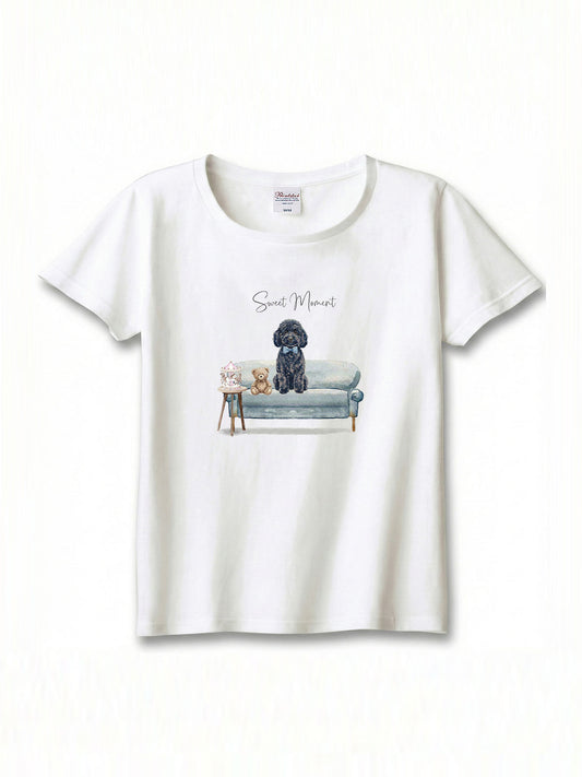 トイプードル（ブラック）がプリントされた「ソファーで遊ぶ犬」Tシャツ