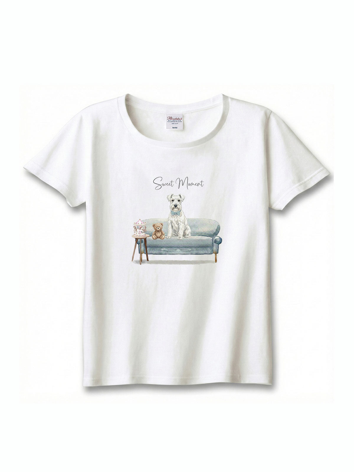 ミニチュアシュナウザー（ホワイト）がプリントされた「ソファーで遊ぶ犬」Tシャツ