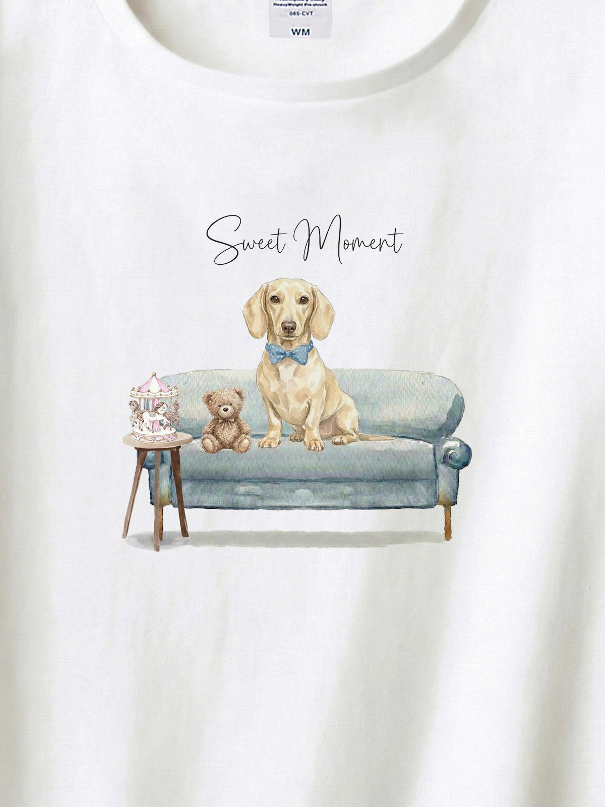 ミニチュアダックスフンド（クリーム）がプリントされた「ソファーで遊ぶ犬」Tシャツ（アップ）