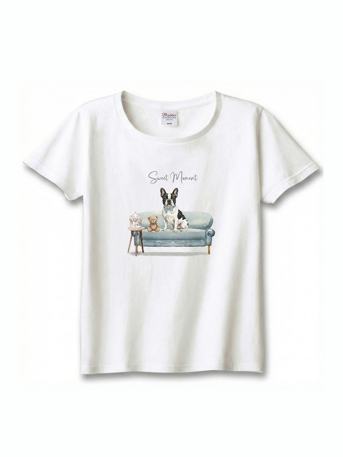 フレンチブルドッグ（パイド）がプリントされた「ソファーで遊ぶ犬」Tシャツ