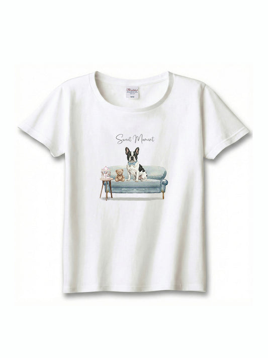 フレンチブルドッグ（パイド）がプリントされた「ソファーで遊ぶ犬」Tシャツ