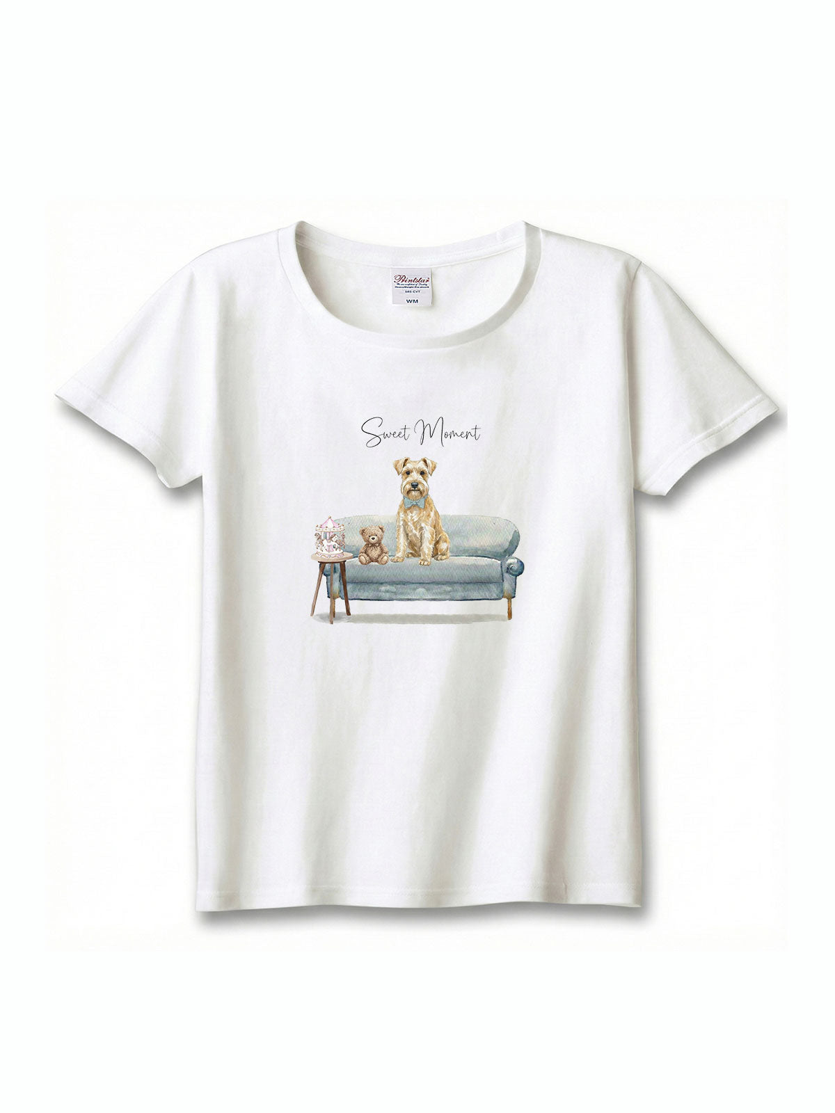 ミニチュアシュナウザー（ウィートン）がプリントされた「ソファーで遊ぶ犬」Tシャツ