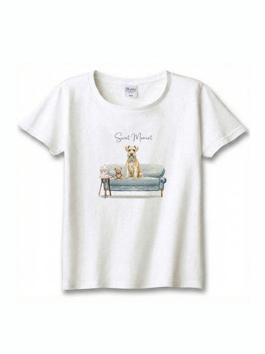 ミニチュアシュナウザー（ウィートン）がプリントされた「ソファーで遊ぶ犬」Tシャツ