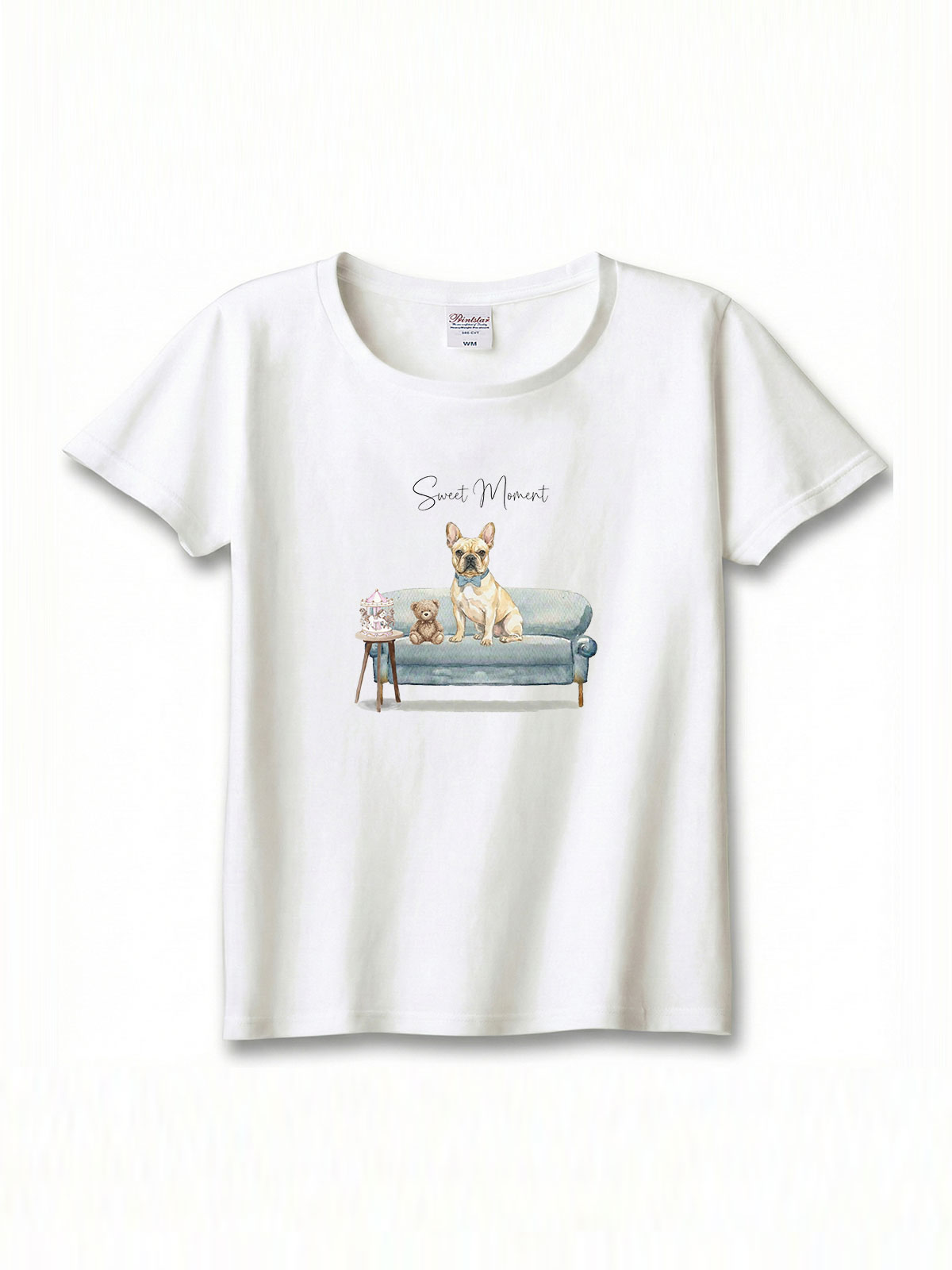 フレンチブルドッグ（クリーム）がプリントされた「ソファーで遊ぶ犬」Tシャツ