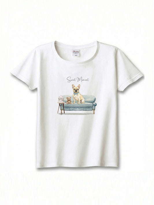 フレンチブルドッグ（クリーム）がプリントされた「ソファーで遊ぶ犬」Tシャツ