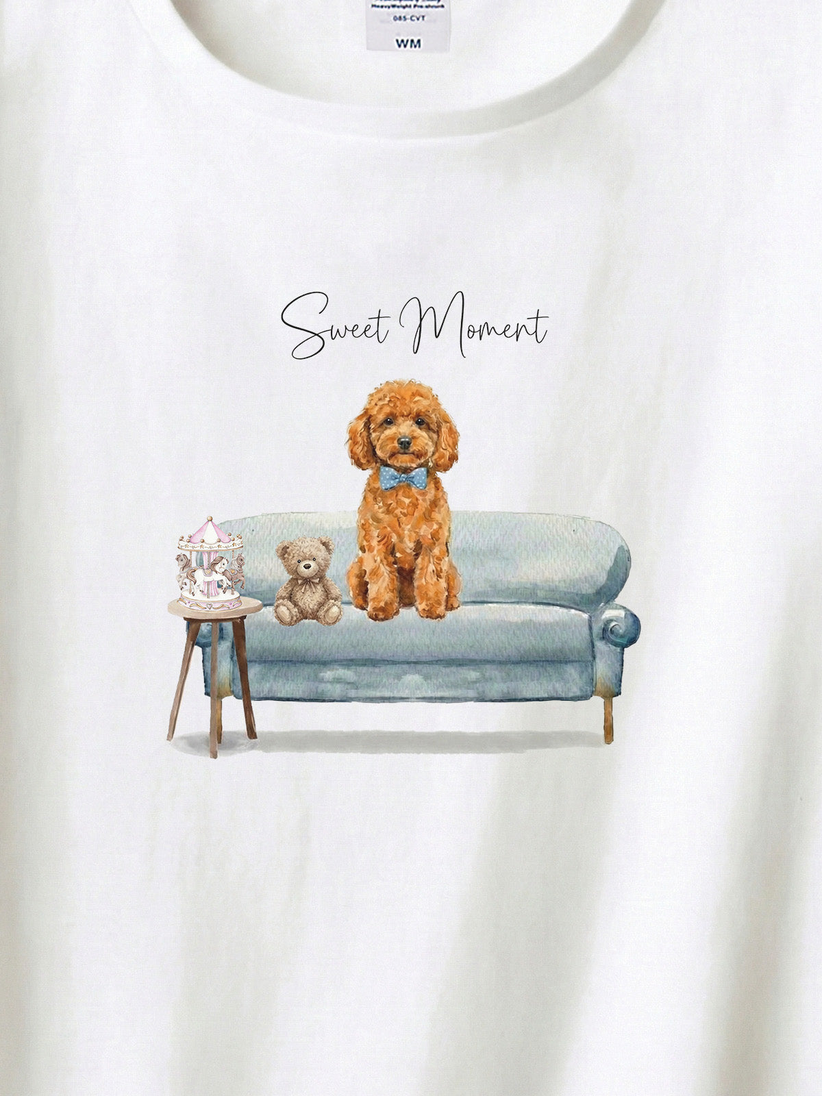 トイプードル（オレンジフォーン）がプリントされた「ソファーで遊ぶ犬」Tシャツ（アップ）