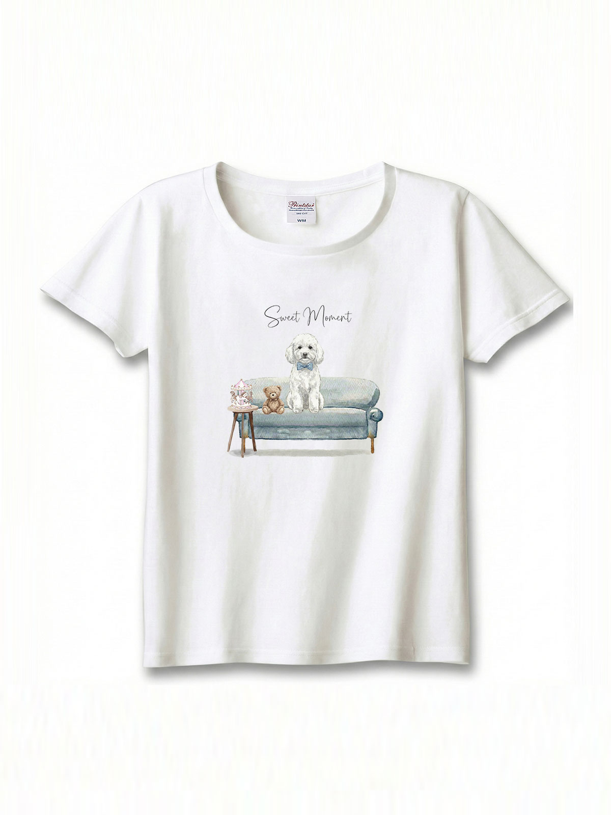 トイプードル（ホワイト）がプリントされた「ソファーで遊ぶ犬」Tシャツ