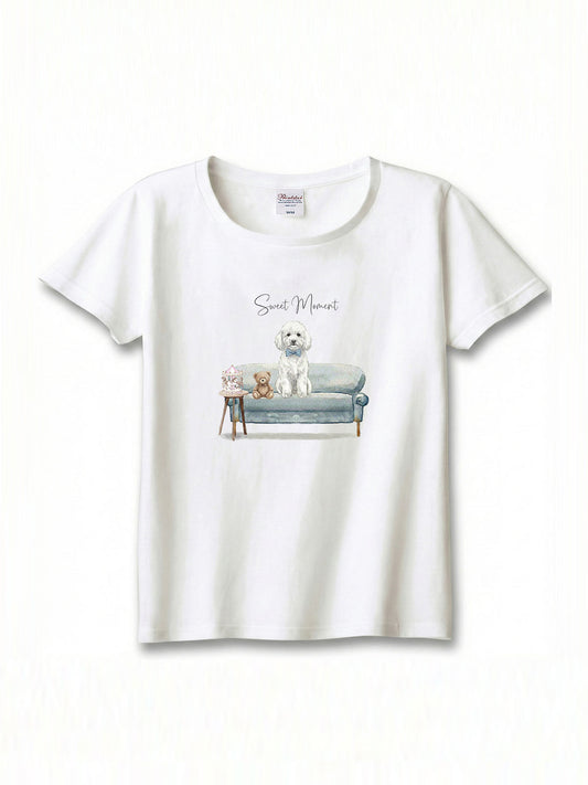 トイプードル（ホワイト）がプリントされた「ソファーで遊ぶ犬」Tシャツ