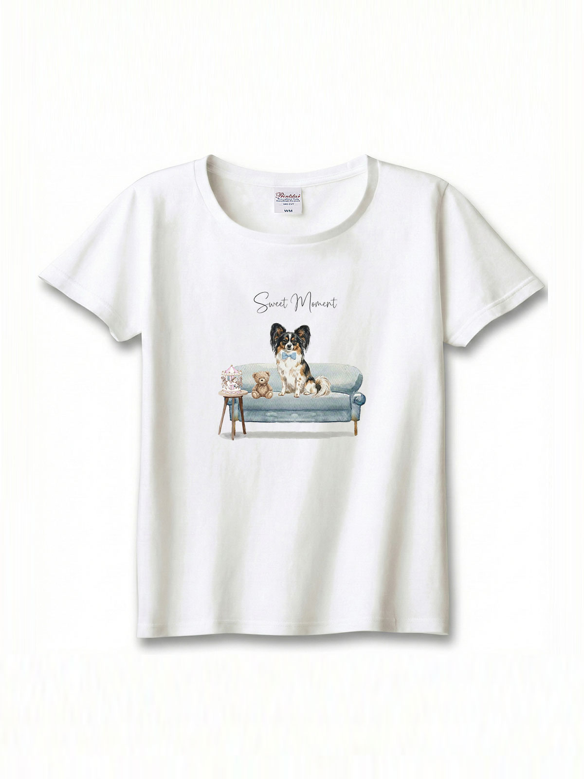 パピヨン（トライ）がプリントされた「ソファーで遊ぶ犬」Tシャツ