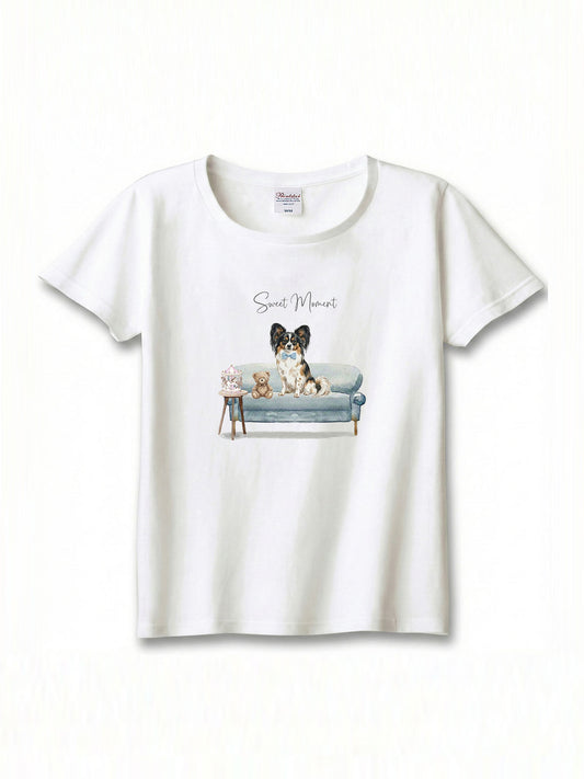 パピヨン（トライ）がプリントされた「ソファーで遊ぶ犬」Tシャツ