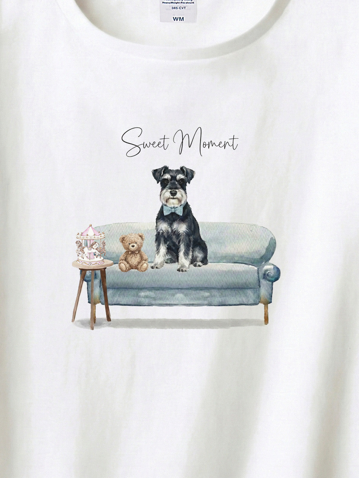 ミニチュアシュナウザー（ブラック＆シルバー）がプリントされた「ソファーで遊ぶ犬」Tシャツ（アップ）