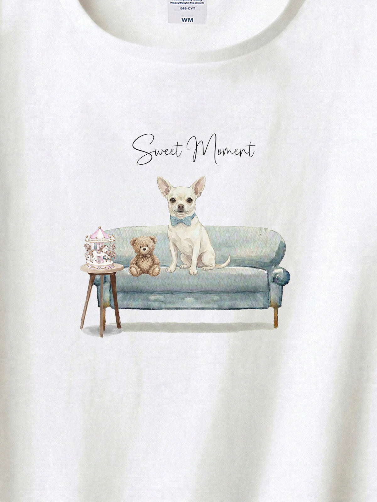 スムースコートチワワ（クリームホワイト）がプリントされた「ソファーで遊ぶ犬」Tシャツ（アップ）