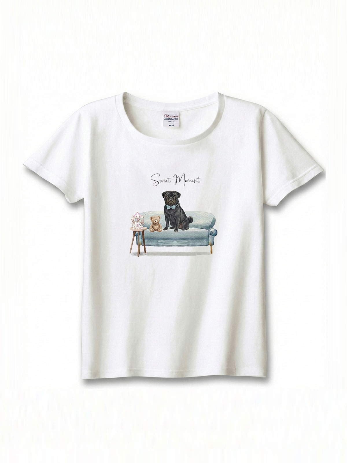 パグ（ブラック）がプリントされた「ソファーで遊ぶ犬」Tシャツ