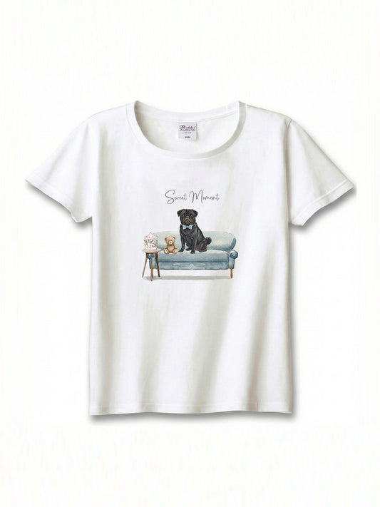 パグ（ブラック）がプリントされた「ソファーで遊ぶ犬」Tシャツ