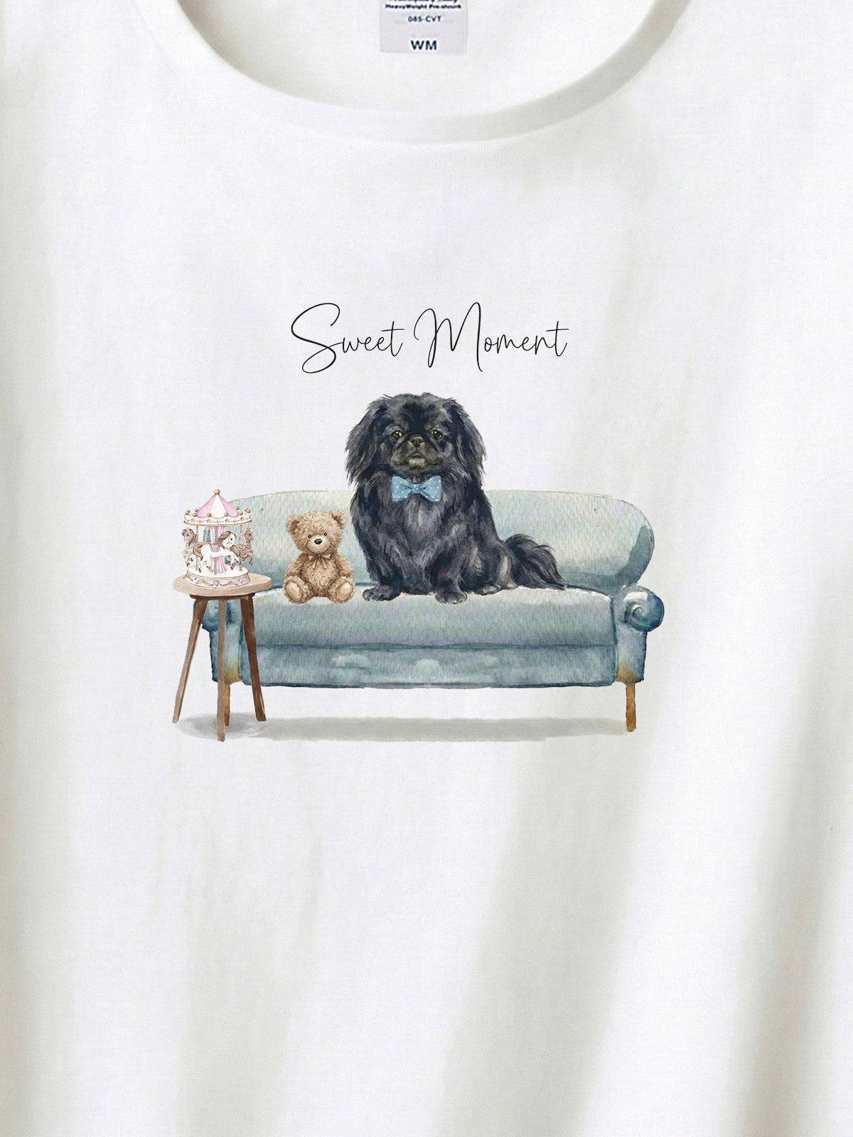 ペキニーズ（ブラック）がプリントされた「ソファーで遊ぶ犬」Tシャツ（アップ）