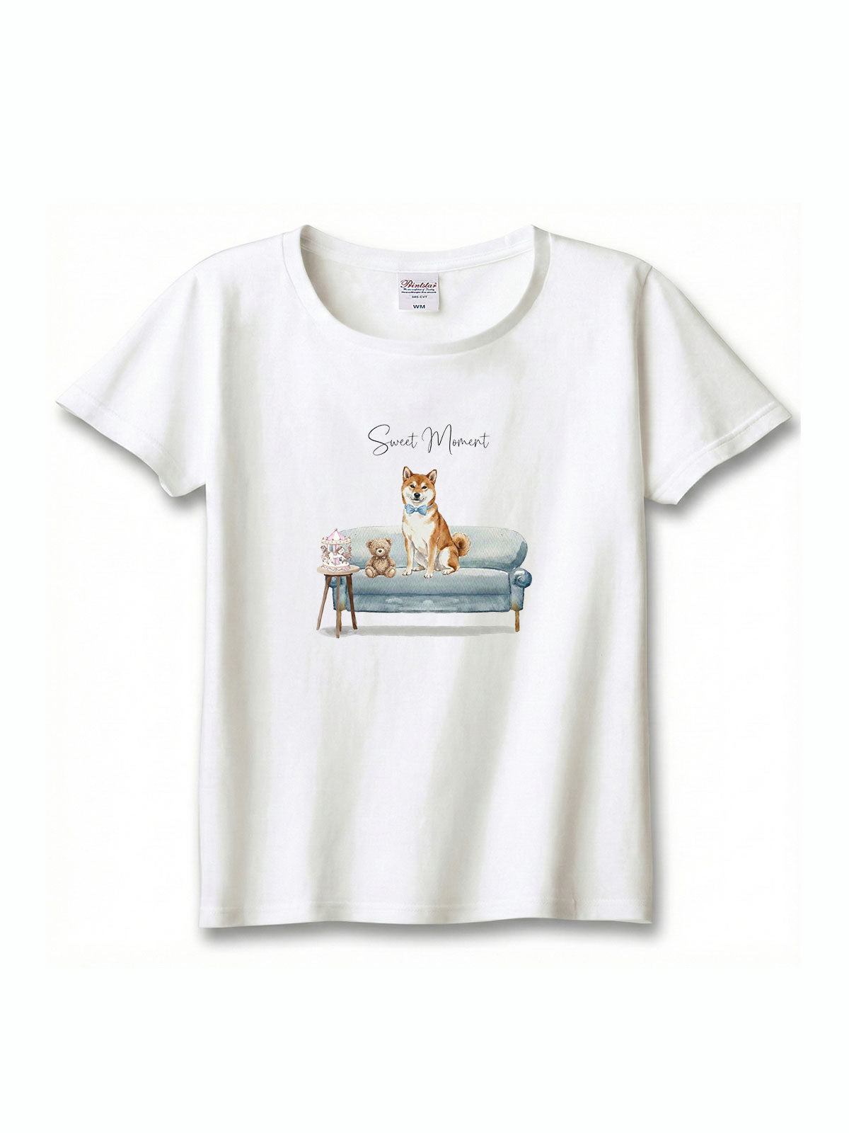 柴犬（赤柴）がプリントされた「ソファーで遊ぶ犬」Tシャツ