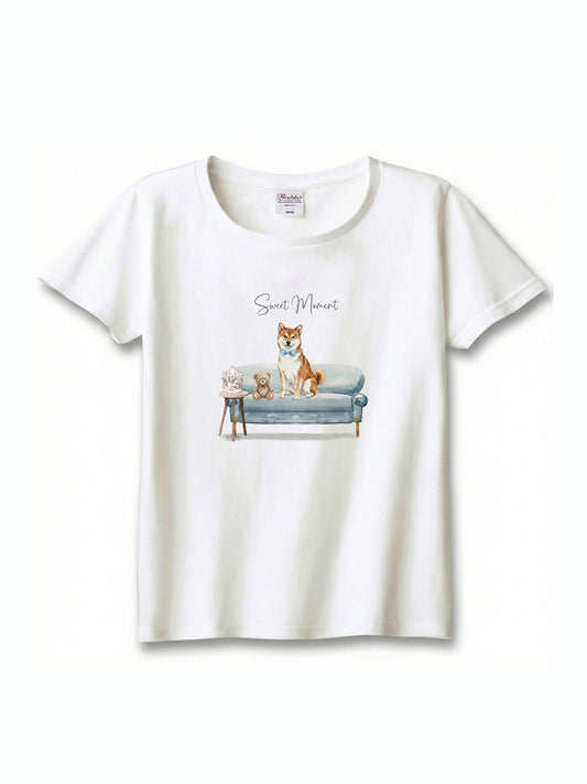 柴犬（赤柴）がプリントされた「ソファーで遊ぶ犬」Tシャツ