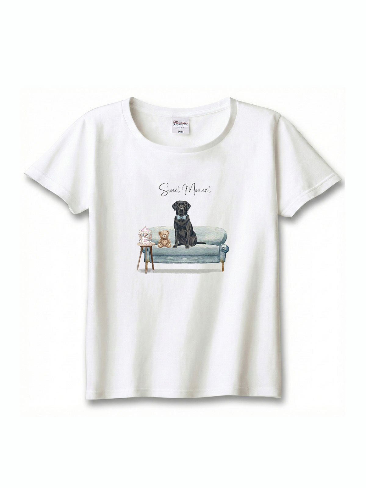 ラブラドールレトリバー（ブラック）がプリントされた「ソファーで遊ぶ犬」Tシャツ