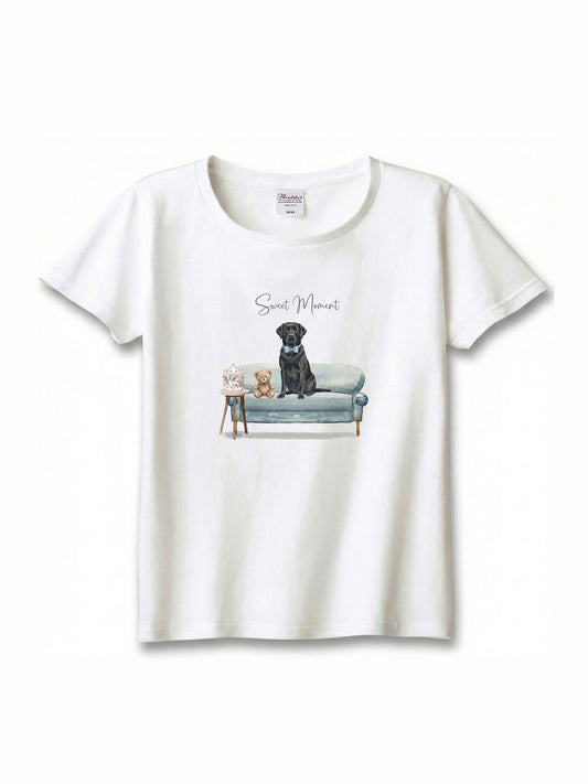 ラブラドールレトリバー（ブラック）がプリントされた「ソファーで遊ぶ犬」Tシャツ