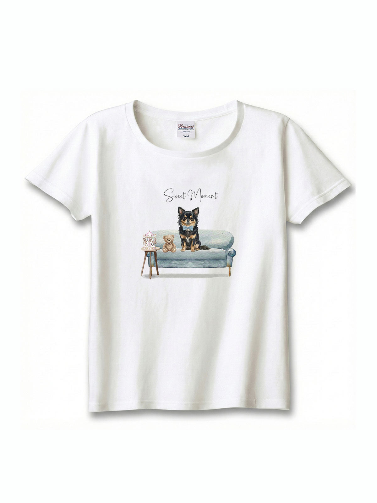 ロングコートチワワ（ブラックタン）がプリントされた「ソファーで遊ぶ犬」Tシャツ