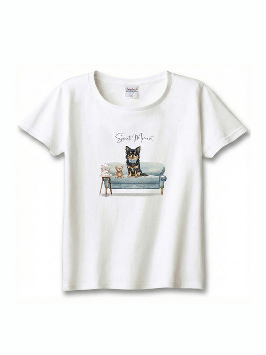 ロングコートチワワ（ブラックタン）がプリントされた「ソファーで遊ぶ犬」Tシャツ
